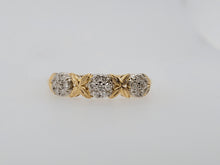 Load image into Gallery viewer, Estate 18KY 0.25ctw Three Flowers Diamond Band