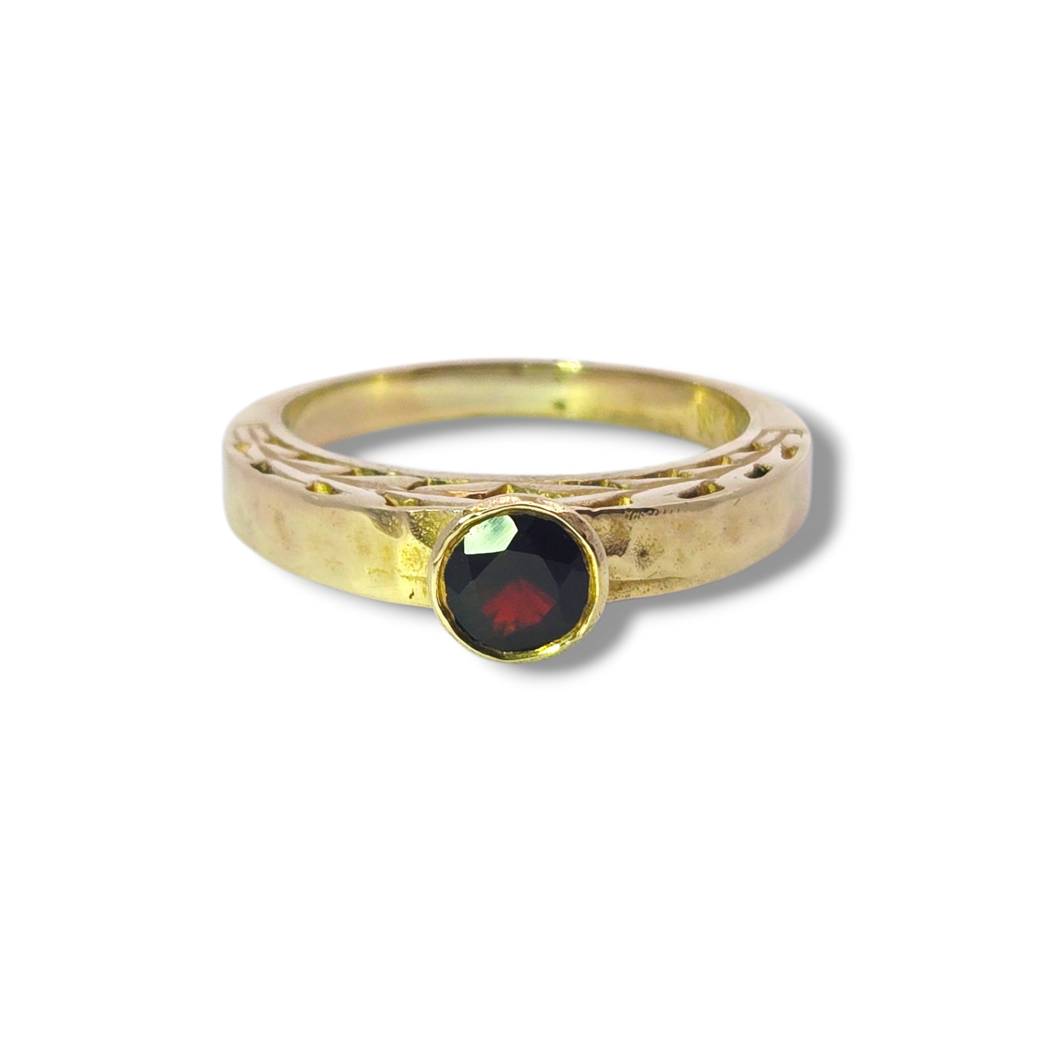 9k Leaf Garnet Solitiare