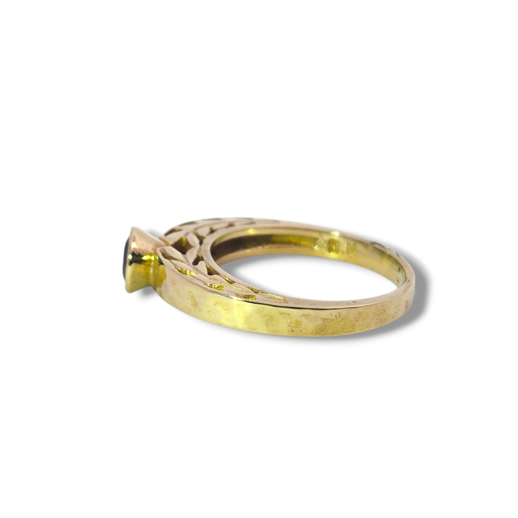 9k Leaf Garnet Solitiare