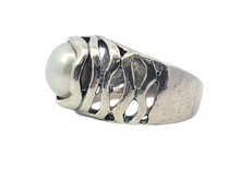 Load image into Gallery viewer, Sterling Wavy Pearl Ring - size 8