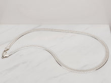 Load image into Gallery viewer, SS Circle Pattern Herringbone Necklace