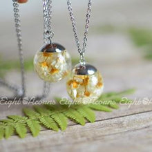 Load image into Gallery viewer, Everlasting Daisy Terrarium Necklace